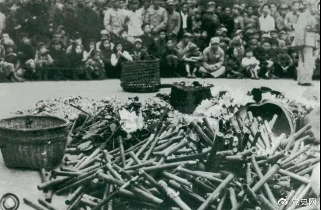 1950年2月24日，政務(wù)院發(fā)出《關(guān)于嚴(yán)禁鴉片煙毒的通令》。圖為政府收繳的煙具和賭具。