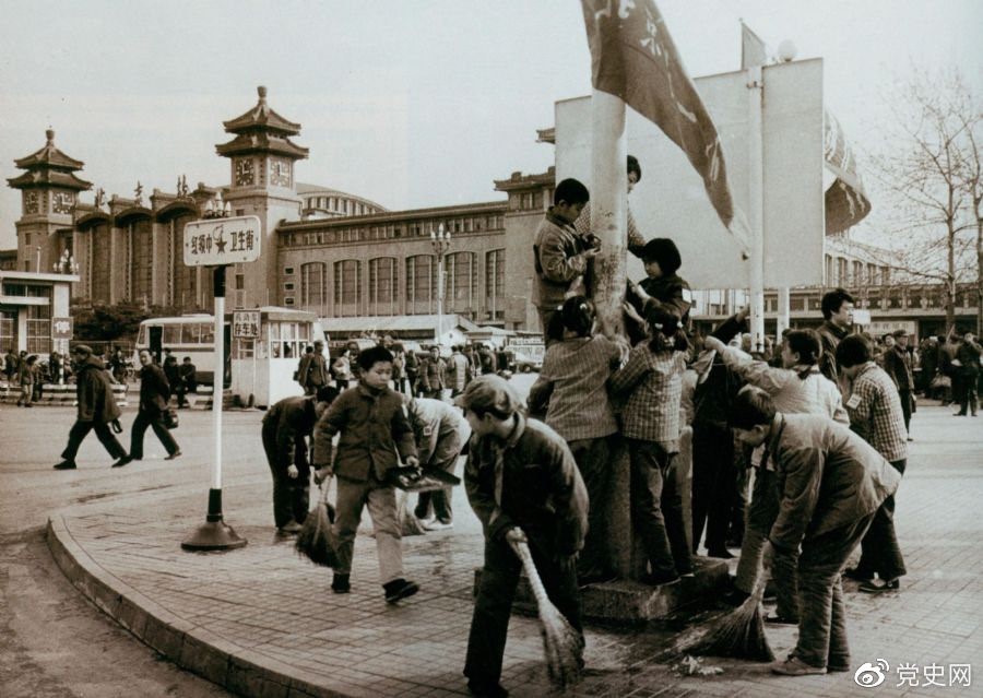 　　1981年2月25日，全國總工會(huì)等九個(gè)單位發(fā)出倡議，開展“五講四美”文明禮貌活動(dòng)。圖為北京鐵路一小的少先隊(duì)員在北京站西街打掃衛(wèi)生。