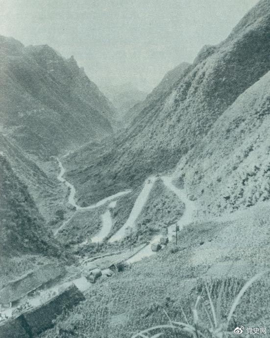　　1935年2月18日至21日，紅軍奪取桐梓、占領(lǐng)婁山關(guān)、再克遵義城，取得了殲滅和擊潰國民黨軍2個師又8個團的大勝利。圖為黔北要隘婁山關(guān)。