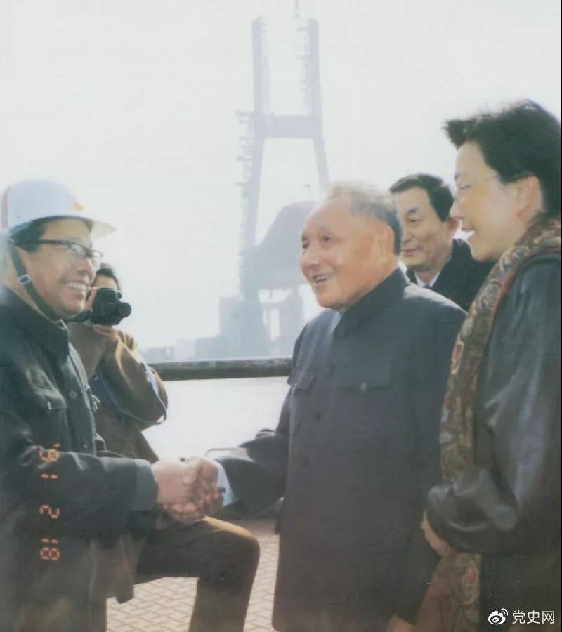 1991年2月18日，鄧小平視察上海南浦大橋工地時同大橋工程設(shè)計人員握手。