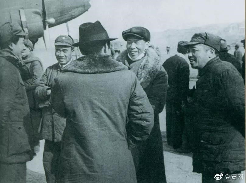 1946年2月19日，毛澤東等在延安機場迎接從重慶回延安匯報工作的周恩來。