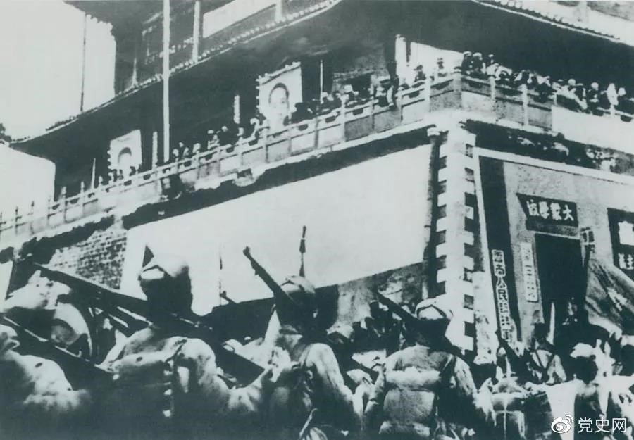 1950年2月20日，人民解放軍進(jìn)駐昆明。