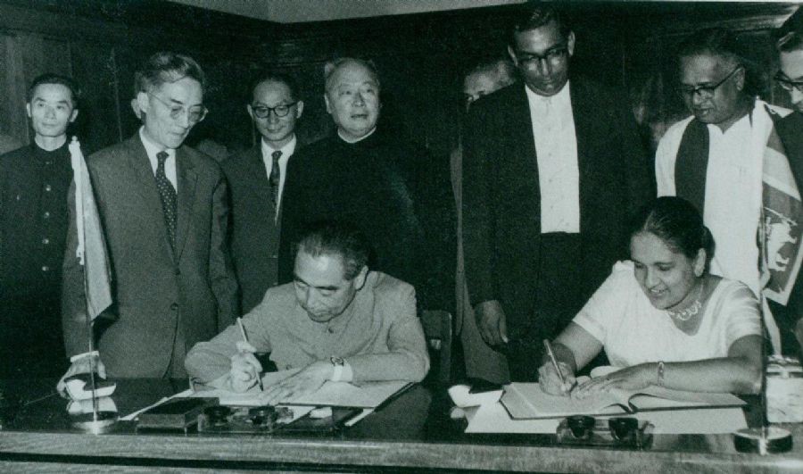 　　1964年2月26日至29日，周恩來訪問錫蘭（今斯里蘭卡）時(shí)，和總理西麗馬沃·班達(dá)拉奈克夫人簽署中錫聯(lián)合公報(bào)。