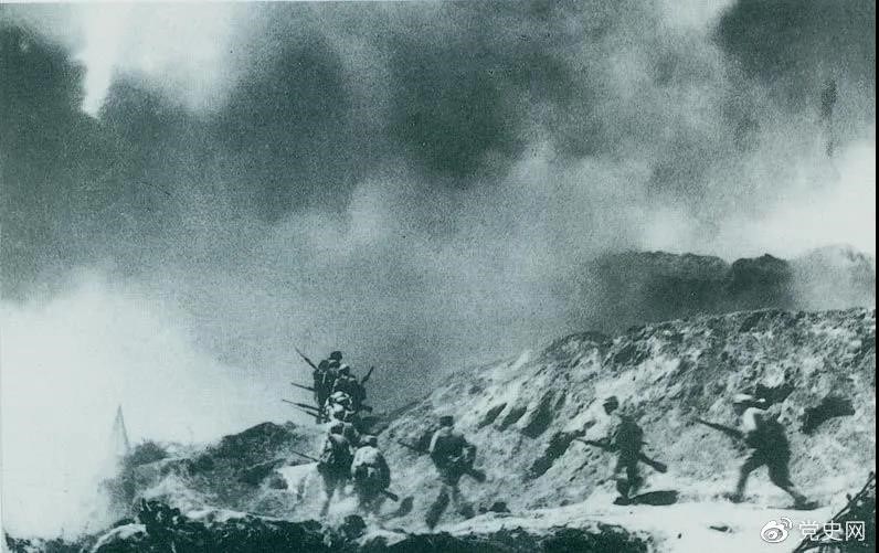 　　1948年2月28日至3月3日，西北野戰(zhàn)軍發(fā)起宜川戰(zhàn)役，殲滅國民黨軍2.9萬余人，取得了轉(zhuǎn)入外線作戰(zhàn)后的第一個大勝利。圖為部隊攻占瓦子街。 
