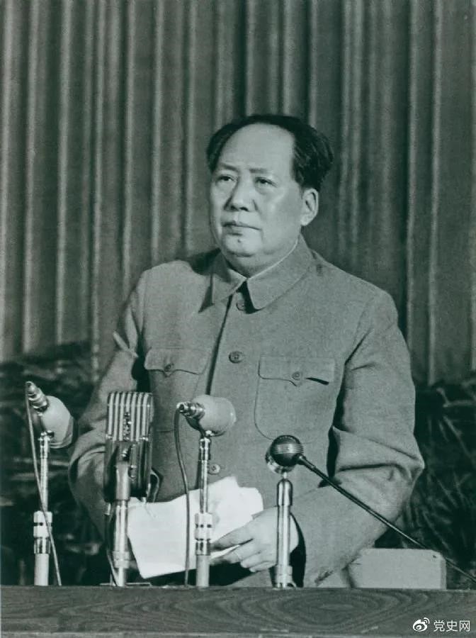 　　1957年2月27日，毛澤東在最高國務會議第十一次（擴大）會議上發(fā)表《如何處理人民內部的矛盾》（后改為《關于正確處理人民內部矛盾的問題》）講話。