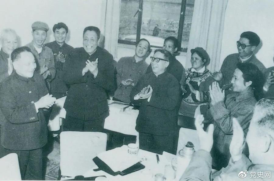 1978年3月2日，鄧小平到五屆全國人大一次會議云南和四川省代表團看望代表們。