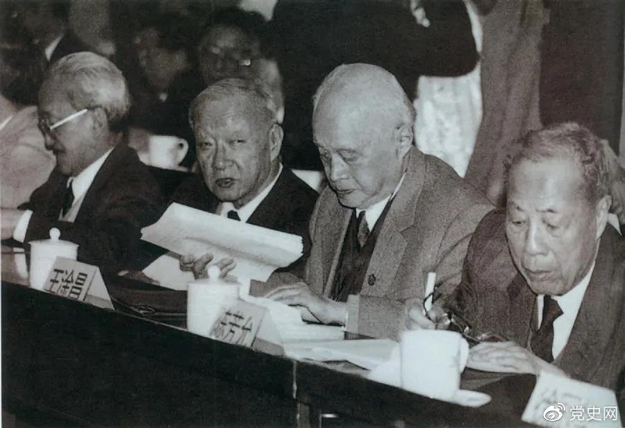 1986年3月，由4位老科學(xué)家倡議，經(jīng)鄧小平批示，中國制定實(shí)施了高技術(shù)研究發(fā)展計(jì)劃。圖為“863”計(jì)劃的4位倡導(dǎo)人王大珩（左2）、王淦昌（左3）、楊嘉墀（左1）、陳芳允（左4）。