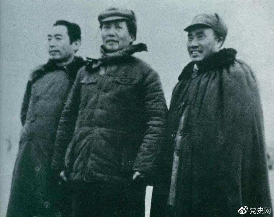 1946年3月4日，毛澤東和朱德、周恩來在延安機場。