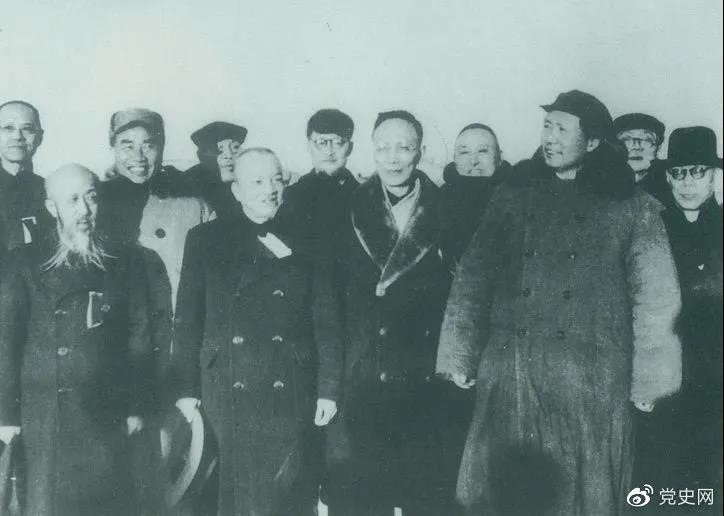 1949年3月，各界人士代表在北京西苑機(jī)場同毛澤東、朱德等留影。