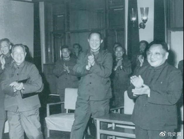 1978年3月，鄧小平和參加五屆人大一次會議的解放軍代表在一起。