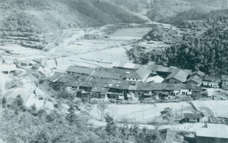 1929年3月14日，毛澤東同朱德指揮紅四軍進攻長嶺寨，殲敵兩千余人，擊斃敵旅長郭鳳鳴，乘勝占領長汀城。圖為長嶺寨。