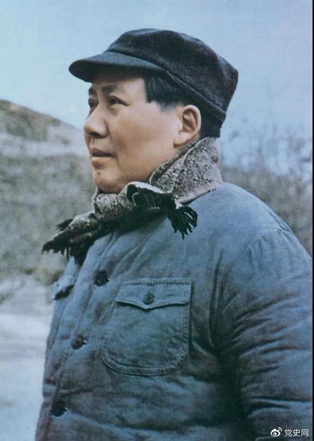 　　1947年3月18日，中共中央機關主動撤離延安。毛澤東和周恩來、任弼時等繼續(xù)留在陜北，指揮全國人民解放戰(zhàn)爭。這是轉(zhuǎn)戰(zhàn)陜北前夕的毛澤東。