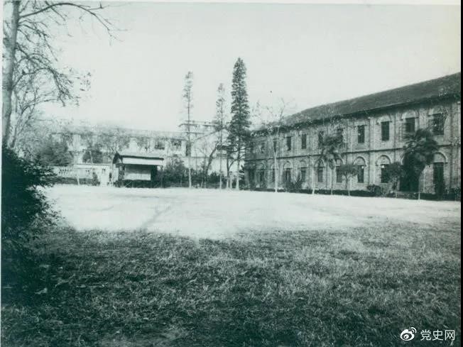 　　1927年3月18日，毛澤東出席在武昌舉行的河南武裝農(nóng)民代表大會，并作湖南農(nóng)運狀況報告。圖為大會會場——武昌農(nóng)講所大操場。