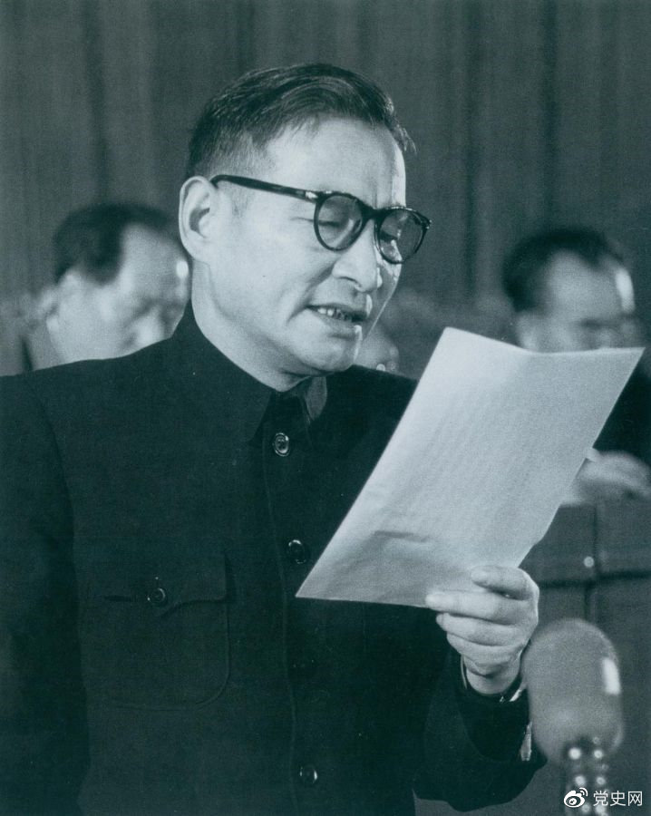 1955年3月21日，陳云在中國共產(chǎn)黨全國代表會議上作關(guān)于發(fā)展國民經(jīng)濟(jì)的第一個(gè)五年計(jì)劃的報(bào)告。