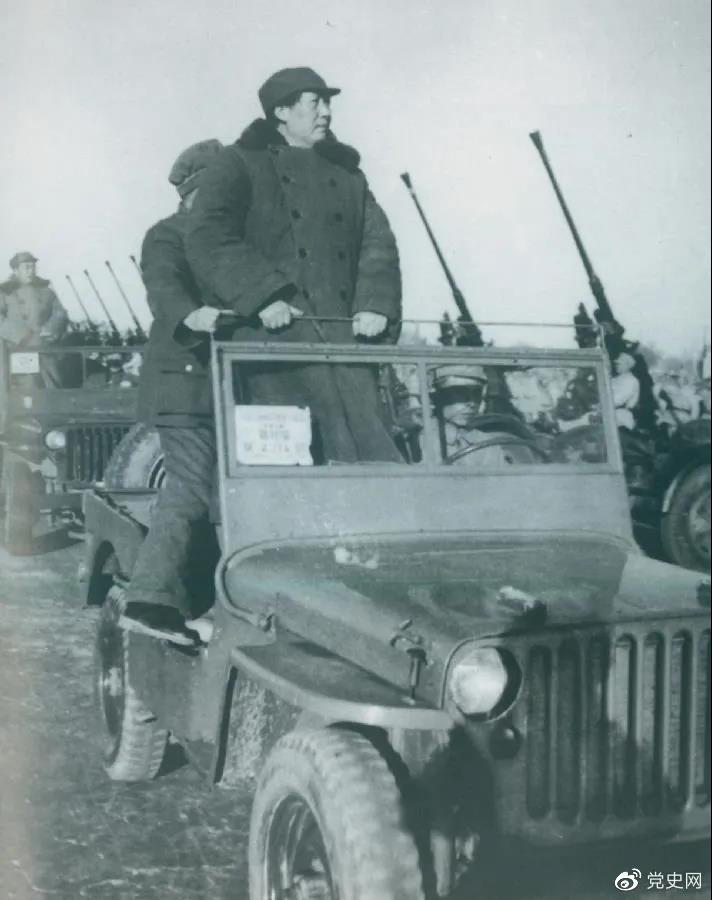 1949年3月25日，毛澤東在北平西苑機場檢閱部隊。