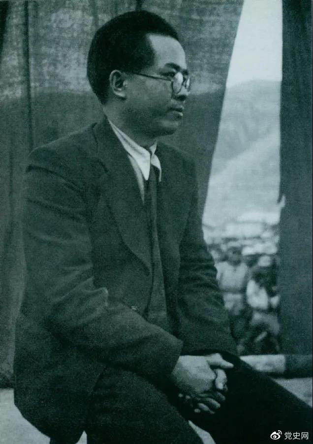 1940年3月26日，任弼時(shí)結(jié)束中共駐共產(chǎn)國(guó)際代表的工作回到延安。圖為他在歡迎大會(huì)上