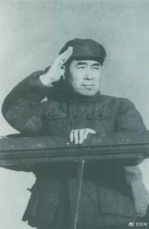 1949年3月，中共中央進(jìn)入北平。圖為周恩來在北平機(jī)場檢閱部隊。