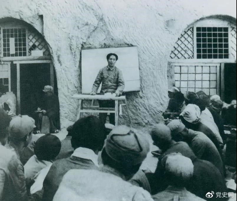 1938年4月，毛澤東在魯迅藝術(shù)學(xué)院講演。