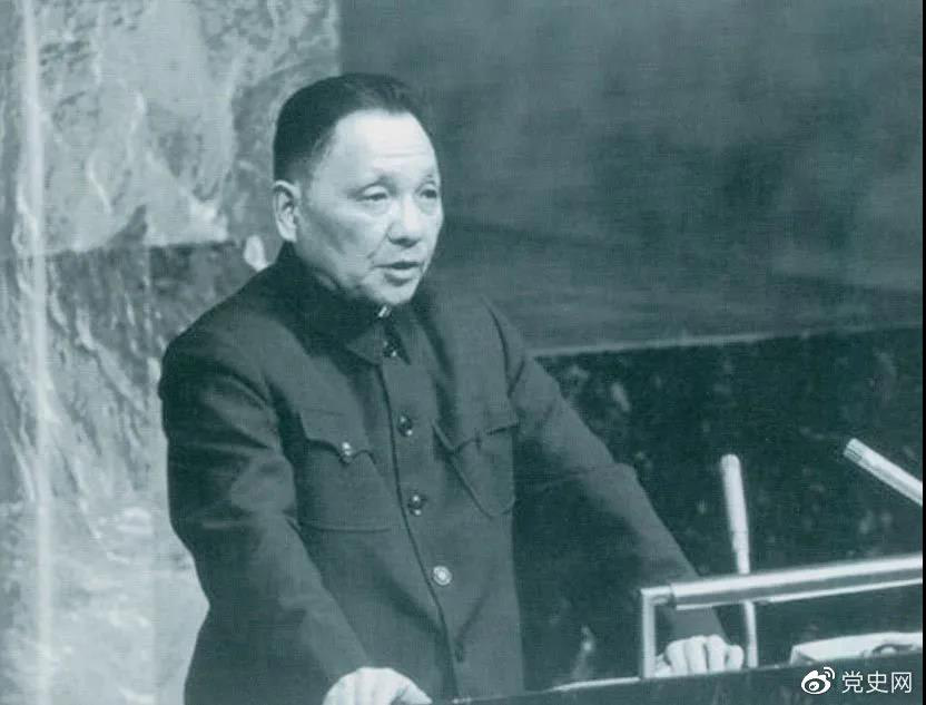 1974年4月10日，鄧小平在聯(lián)合國大會(huì)第六屆特別會(huì)議上發(fā)言。