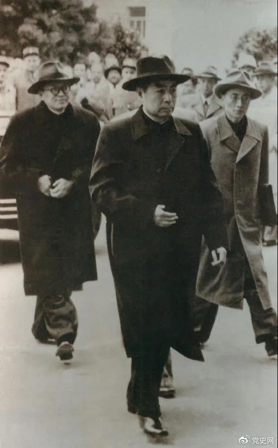 1954年4月26日，日內(nèi)瓦會(huì)議開幕。圖為周恩來率中國代表團(tuán)進(jìn)入會(huì)場(chǎng)。