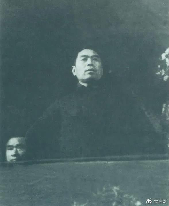 圖為周恩來在中國共產黨第七次全國代表大會上發(fā)言。