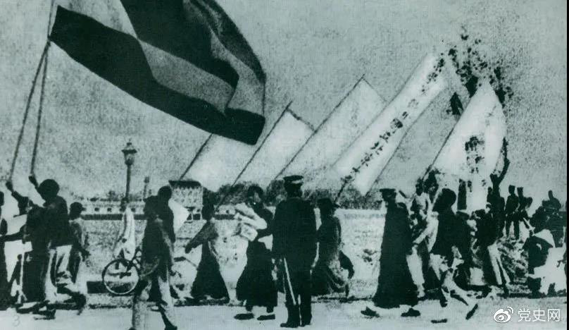 1919年5月4日，北京爆發(fā)學(xué)生反帝愛國運動。這是北京大學(xué)學(xué)生的示威游行隊伍。
