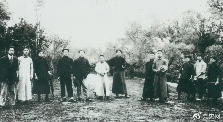 1920年5月8日，新民學會部分會員在上海半淞園合影。左七為毛澤東。