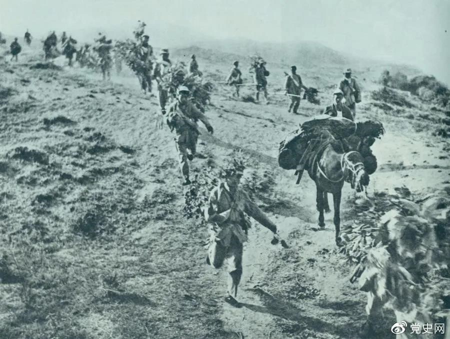圖為1947年5月在孟良崮戰(zhàn)役中，華東野戰(zhàn)軍向孟良崮挺進。