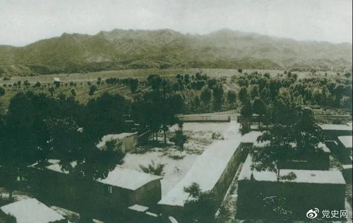 1948年5月，中共中央和人民解放軍總部由陜北遷到河北平山縣西柏坡。圖為中央領(lǐng)導(dǎo)人辦公處所俯瞰。