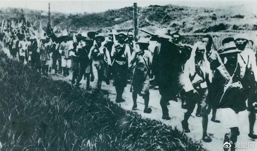 　　1931年5月16日至31日，紅一方面軍在毛澤東、朱德指揮下，連續(xù)打了5個(gè)勝仗，殲敵3萬余人，繳槍2萬余支，打退了國民黨軍隊(duì)的第二次“圍剿”。圖為行軍中的紅軍。