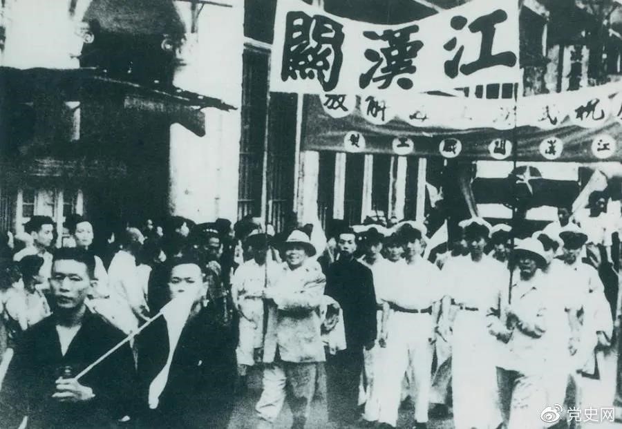 1949年5月17日，第四野戰(zhàn)軍解放武漢。圖為武漢人民歡慶解放。