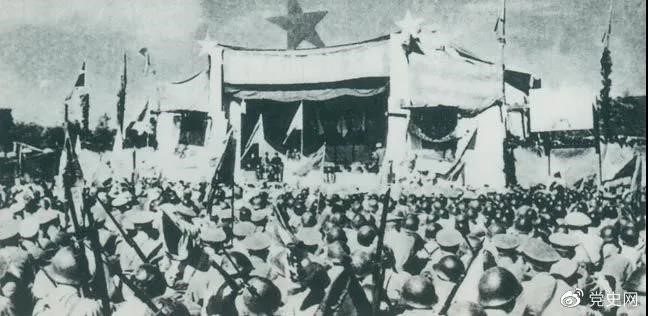 1950年5月19日，人民解放軍解放舟山群島。圖為舟山軍民舉行慶祝解放大會。