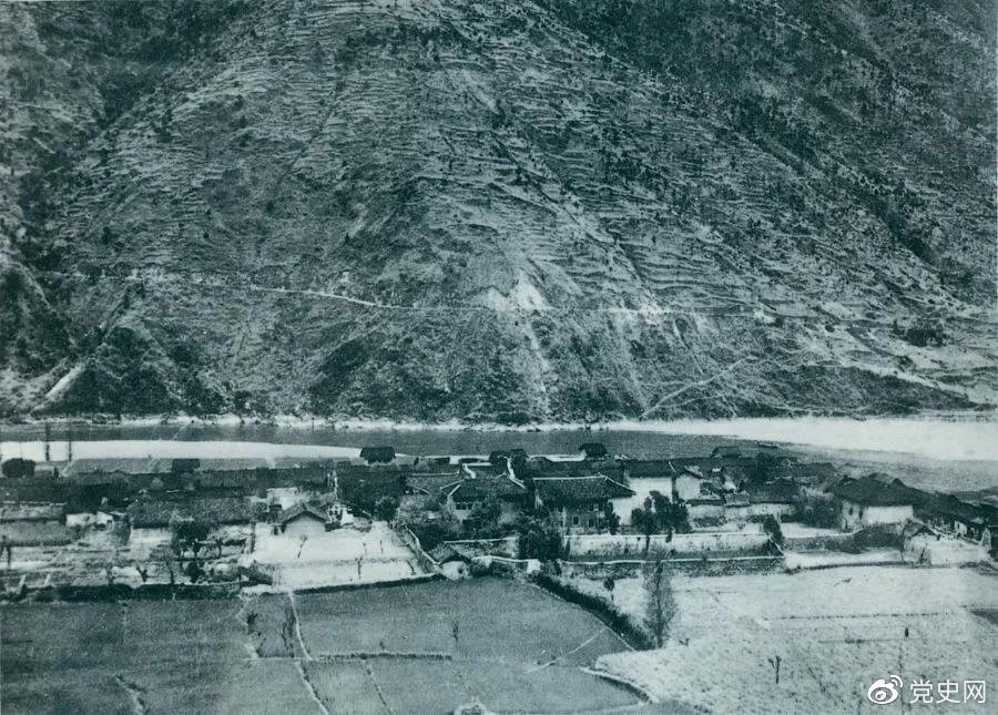 　　1935年5月25日，紅一方面軍到達(dá)大渡河南岸的安順場(chǎng)。紅軍17名勇士靠一葉孤舟強(qiáng)渡大渡河，為沿大渡河左岸北上的部隊(duì)打開了一條通道。圖為安順場(chǎng)一角。