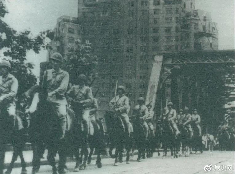 　　1949年5月，人民解放軍殲滅退守上海的敵軍15萬人，解放了這個中國最大的城市。圖為解放軍進駐上海。