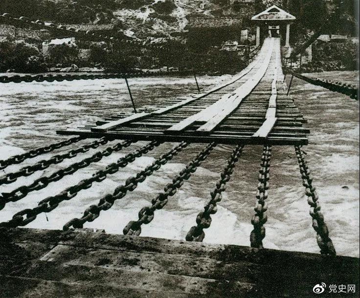 　　1935年5月29日，中央紅軍左縱隊先頭部隊在瀘定橋西頭發(fā)起奪橋戰(zhàn)斗，勝利搶占大橋。圖為瀘定橋。