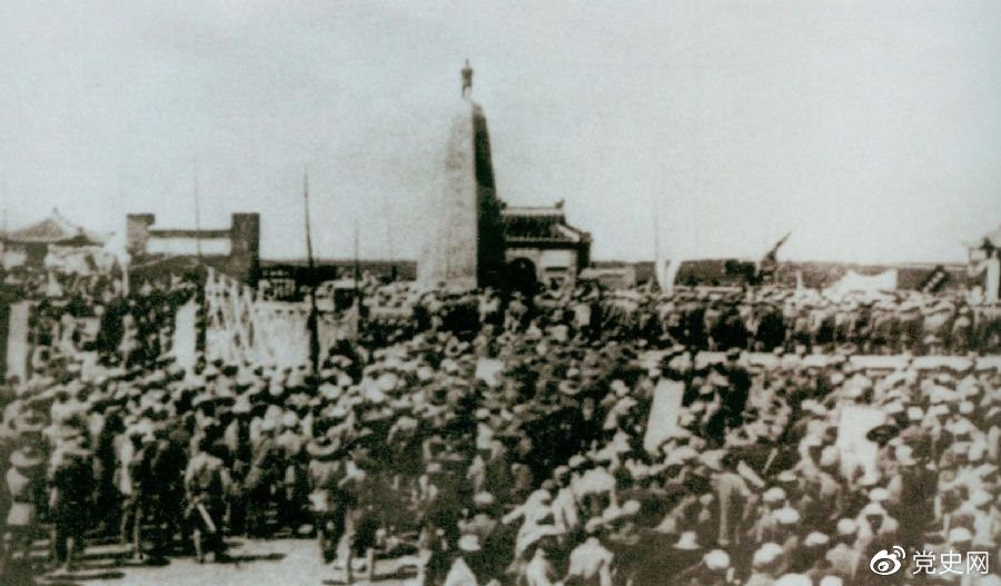 　　1931年6月，紅七軍到達中央革命根據(jù)地江西興國縣，編入彭德懷率領的紅三軍團。圖為當時會師的情形。