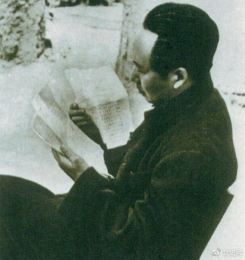 　　1946年6月，國民黨撕毀停戰(zhàn)協(xié)定和政協(xié)決議，挑起全面內(nèi)戰(zhàn)。這是毛澤東在延安審閱有關(guān)自衛(wèi)反擊的電報。