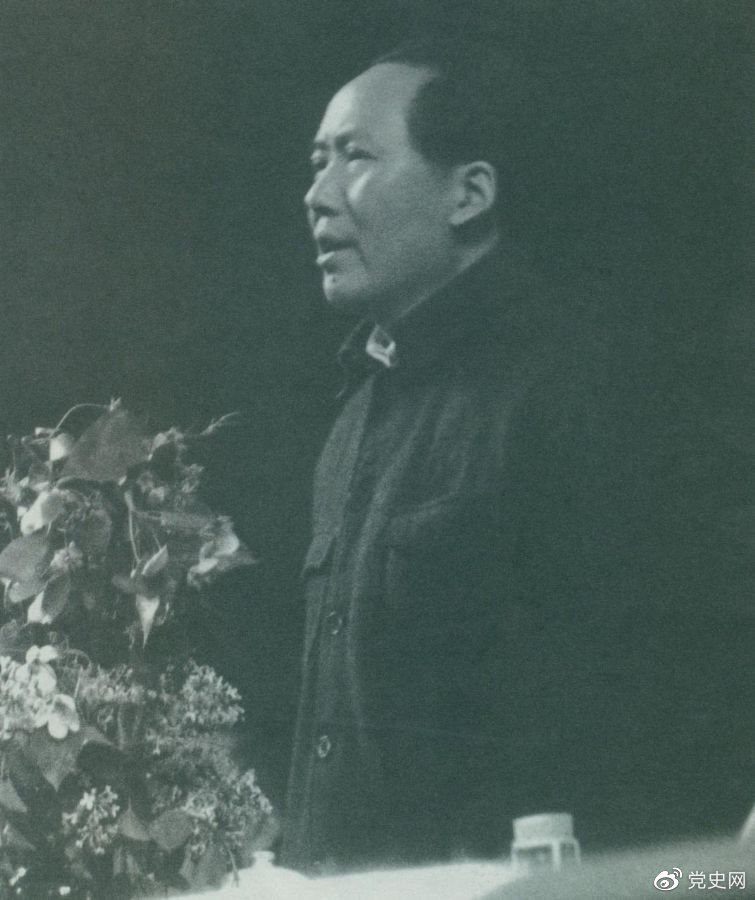 1945年6月11日，毛澤東在中國(guó)共產(chǎn)黨第七次全國(guó)代表大會(huì)上致閉幕詞。