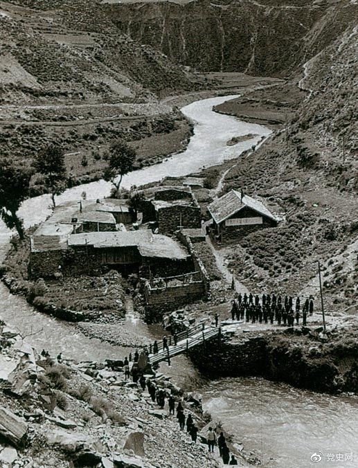 　　1935年6月12日，中央紅軍先頭部隊(duì)在夾金山北麓四川懋功達(dá)維鎮(zhèn)同紅四方面軍先頭部隊(duì)勝利會(huì)師。圖為當(dāng)年的會(huì)師橋。