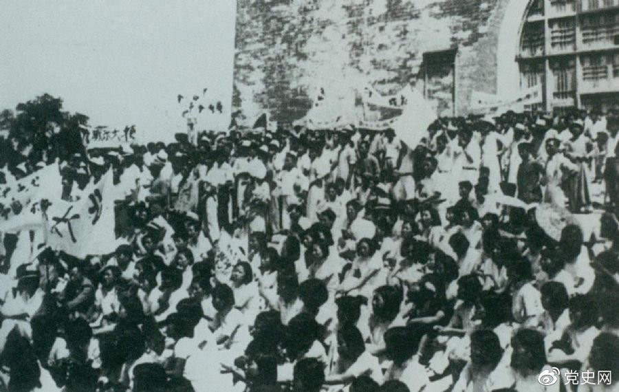 1936年6月13日，北平學(xué)生與市民在鼓樓前舉行聲勢(shì)浩大的抗日集會(huì)。