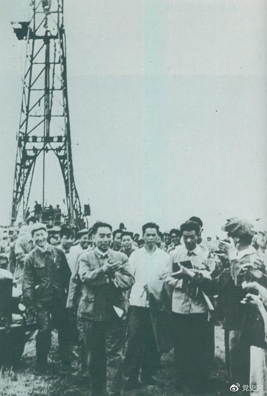 1962年6月，周恩來(lái)到大慶視察，這是在1202鉆井隊(duì)現(xiàn)場(chǎng)參觀。 