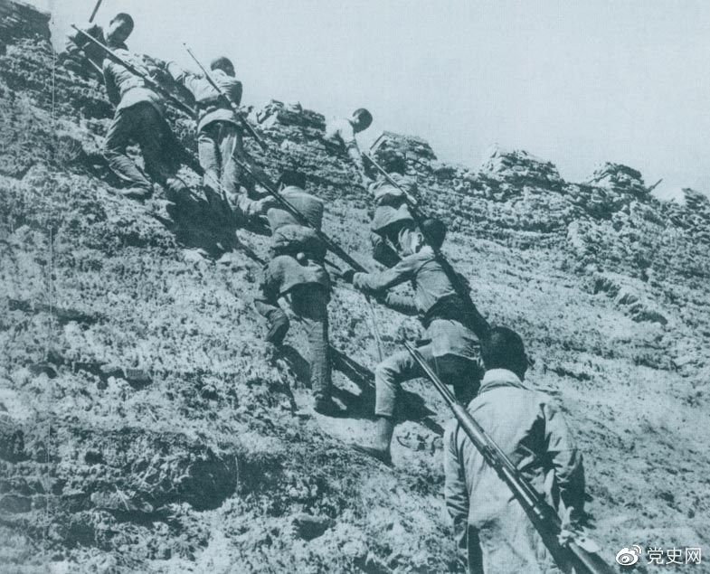 1945年6月25日，八路軍冀中部隊(duì)攻克河北獻(xiàn)縣。圖為部隊(duì)奮勇攀登城墻。