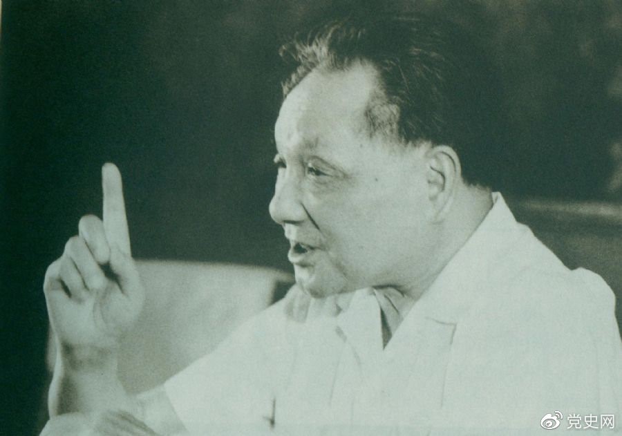 　　1981年6月27日，中共十一屆六中全會通過《關(guān)于建國以來黨的若干歷史問題的決議》。圖為鄧小平在閉幕會上發(fā)表講話。