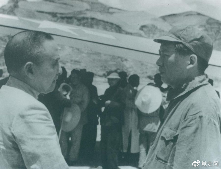 1945年7月1日，毛澤東歡迎黃炎培等民主人士來延安參觀。