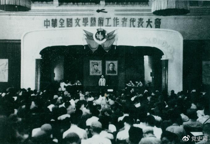 1949年7月2日至19日，第一次中華全國文學藝術(shù)工作者代表大會在北平召開。圖為大會會場。