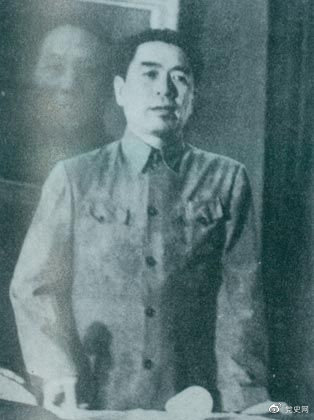 1949年7月6日，周恩來出席中華全國文學(xué)藝術(shù)工作者代表大會。圖為周恩來在會上作政治報告。