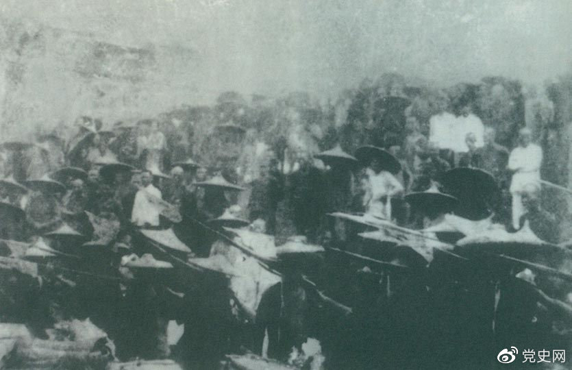 　　1926年7月9日，國民革命軍開始北伐。兩天后，北伐軍的先頭部隊(duì)葉挺獨(dú)立團(tuán)攻占了長沙。然后向武漢進(jìn)攻。一路上，迅猛發(fā)展的農(nóng)民運(yùn)動有力地配合了北伐戰(zhàn)爭。在湖南、江西、湖北，農(nóng)民運(yùn)動越來越引人注目。這是支援北伐戰(zhàn)爭的農(nóng)民自衛(wèi)軍。