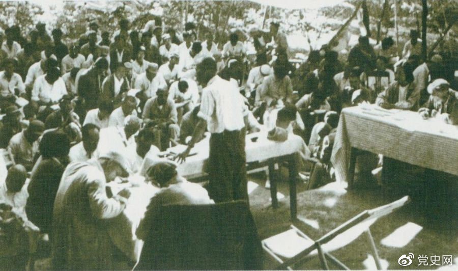 1947年7月17日至9月13日，全國(guó)土地會(huì)議在河北西柏坡召開。劉少奇主持會(huì)議并在會(huì)上作報(bào)告。