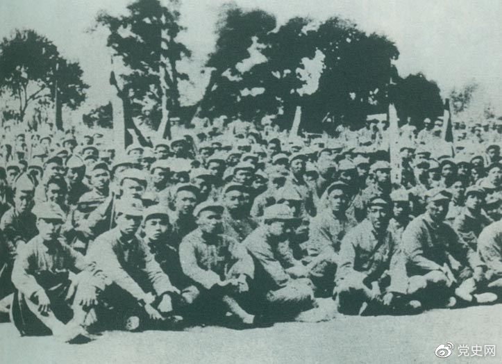 盧溝橋事變后的第11天，1937年7月18日，延安召開群眾大會，毛澤東發(fā)表演說。據(jù)當時報載：“演詞激昂，聽眾均摩拳擦掌，熱血沸騰，愿赴抗日戰(zhàn)場，與日寇決一死戰(zhàn)?！?/></p><p>盧溝橋事變后的第11天，1937年7月18日，延安召開群眾大會，毛澤東發(fā)表演說。據(jù)當時報載：“演詞激昂，聽眾均摩拳擦掌，熱血沸騰，愿赴抗日戰(zhàn)場，與日寇決一死戰(zhàn)?！?/p><p><br/></p><p>轉載：共產黨員網</p>
							
							</div><!-- article-con -->






		<div   id=