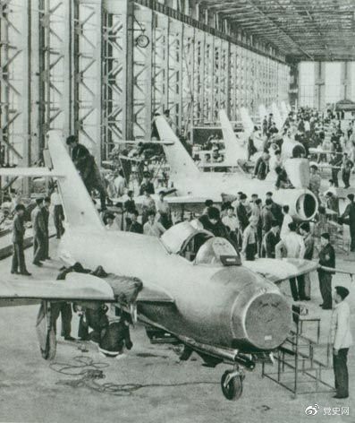 1956年7月19日，國產(chǎn)第一架噴氣式戰(zhàn)斗機(jī)在沈陽首次試飛成功，標(biāo)志著中國具備了獨(dú)立研制空軍武器裝備的能力。圖為國產(chǎn)第一批噴氣式飛機(jī)即將出廠。